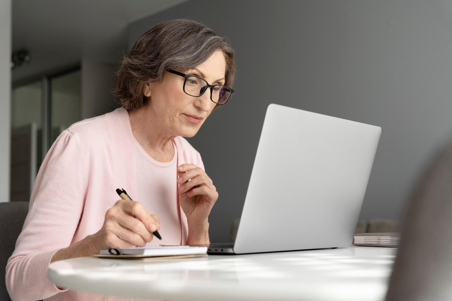 Ambiente di configurazione sistemi moderno con workstation e monitor multipli