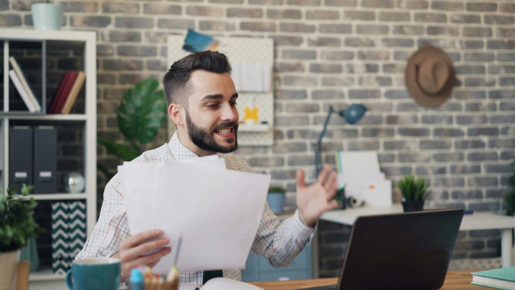 Ambiente di apprendimento professionale con studenti al lavoro su configurazioni di sistema